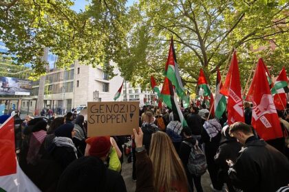 Schmierereien und Steinwürfe: Ermittlungen nach Demos in Berlin und Leipzig