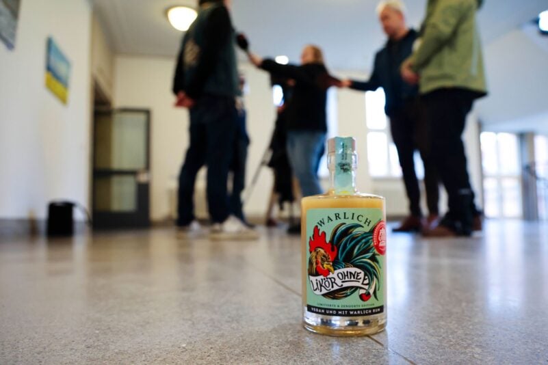 In einer Sonderedition ist der letzte Buchstabe bei «Likör ohne Ei» noch durch eine Hahnenfeder verdeckt. Jetzt erlaubt das Urteil wieder den ganzen Schriftzug.