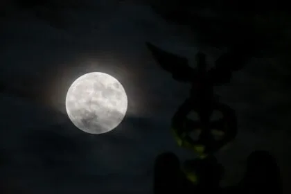 Supermond, Sternschnuppen - und Wolken am Abendhimmel