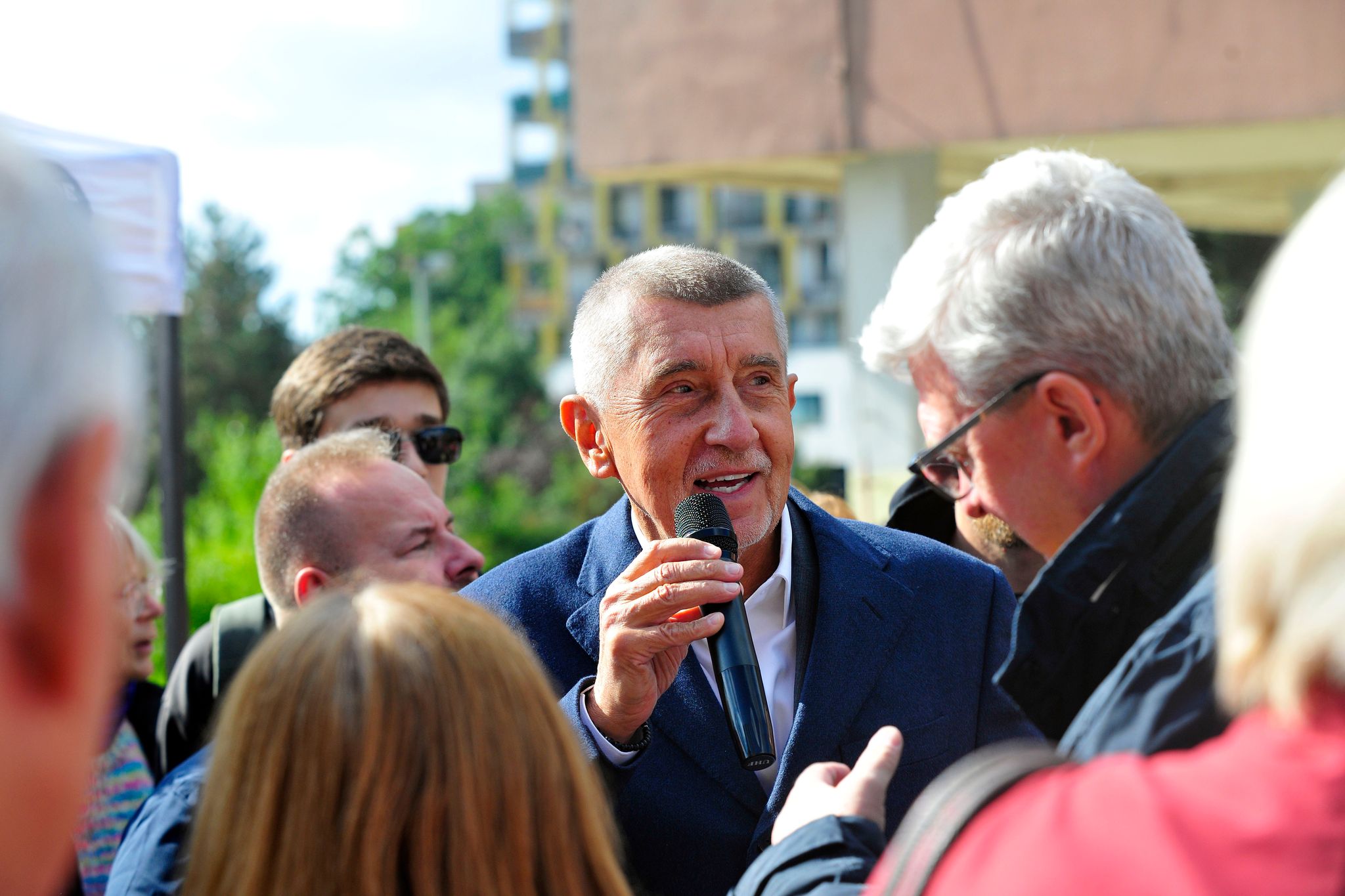 Parlamentswahl-in-Tschechien-hat-begonnen-Partei-von-Populist-Babis-Favorit