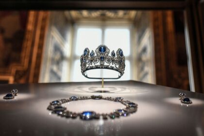 Mit Polizeieskorte: Pariser Louvre verlegt Juwelen