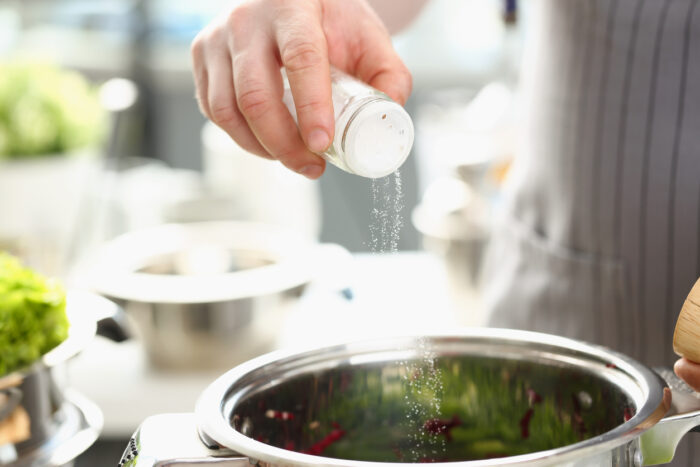 Salz ins Essen geben