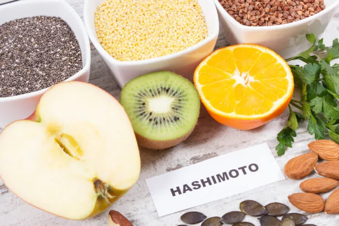 Bei Hashimoto greift das Immunsystem unsere Schilddrüse an. Oft kann eine Umstellung der Ernährung dem entgegenwirken.