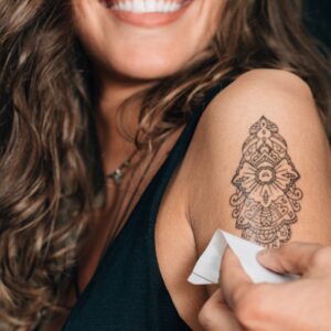 Neue Forschung: Tattoo zum Aufkleben macht Drogen in Getränk binnen Sekunden sichtbar