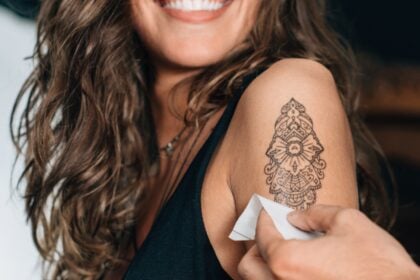 Neue Forschung: Tattoo zum Aufkleben macht Drogen in Getränk binnen Sekunden sichtbar