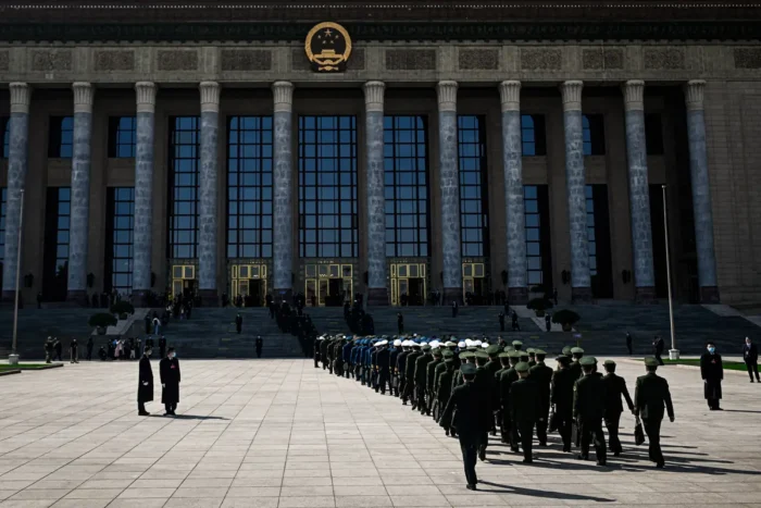 I delegati militari cinesi arrivano alla sessione di chiusura del 14° Congresso nazionale del popolo presso la Grande Sala del Popolo a Pechino, l'11 marzo 2024. Wang Zhao/AFP tramite Getty Images