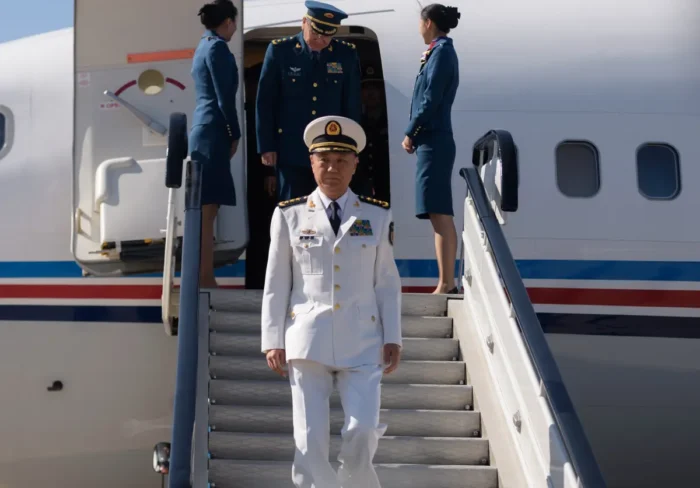 L'ammiraglio Miao Hua (al centro), direttore cinese del Dipartimento per gli affari politici del Comitato militare centrale, sbarca dal suo aereo all'arrivo all'aeroporto internazionale di Pyongyang, in Corea del Nord, il 14 ottobre 2019. Foto: Kim Won Jin/AFP tramite Getty Images