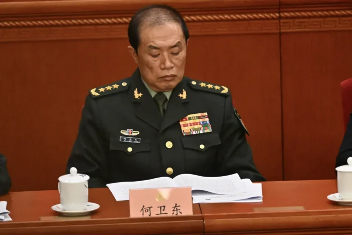 Il generale He Weidong, vicepresidente della Commissione militare centrale cinese, partecipa alla cerimonia di apertura della Conferenza consultiva politica del popolo cinese a Pechino il 4 marzo 2025. Foto: Pedro Pardo/AFP tramite Getty Images