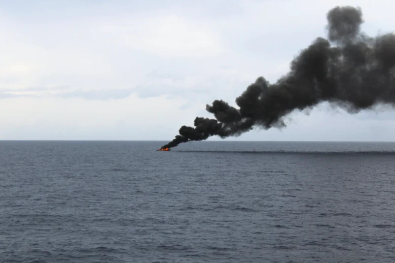 Ein mutmaßliches Drogenschmuggler-Schiff brennt am Tag nach einem Beschuss durch die Crew des Küstenwachschiffs *Diligence* (WMEC 616) am 7. September 2025 in der Karibik. Foto: US-Küstenwache