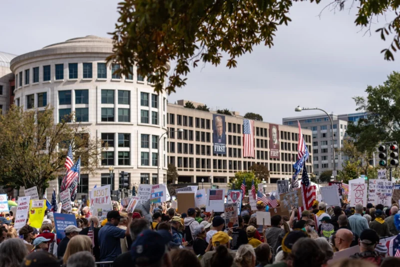 Menschen nehmen am 18. Oktober 2025 in Washington an einem „No Kings“-Protest teil. Foto: Madalina Kilroy/The Epoch Times