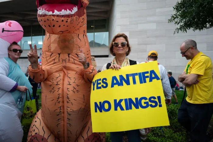Menschen nehmen am 18. Oktober 2025 in Washington an einem „No Kings“-Protest teil. Foto: Madalina Kilroy/The Epoch Times“ width=