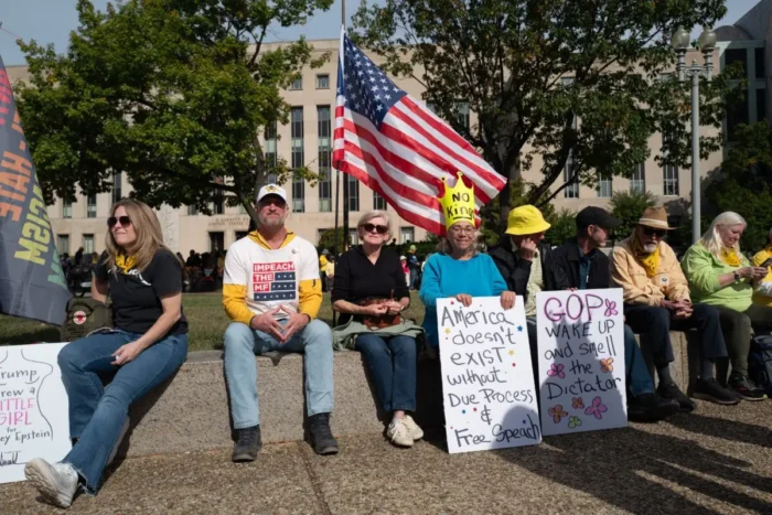Menschen nehmen am 18. Oktober 2025 in Washington an einem „No Kings“-Protest teil. Foto: Madalina Kilroy/The Epoch Times“ width=