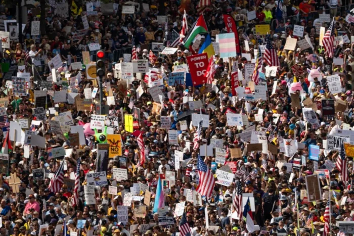 Menschen nehmen am 18. Oktober 2025 in Washington an einem „No Kings“-Protest teil. Foto: Madalina Kilroy/The Epoch Times“ width=