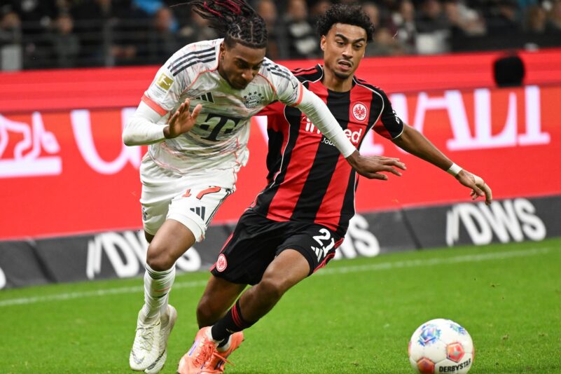 Oft einen Schritt schneller als Frankfurts Nathaniel Brown: Bayern-Star Michael Olise (l).