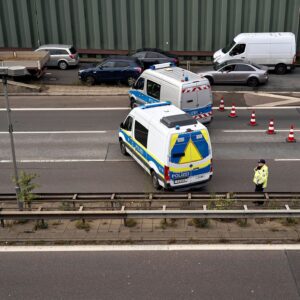 Großeinsatz mit Spürhunden in Berlin: Polizei sperrt Stadtautobahnen