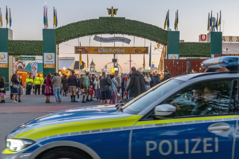 Das Münchner Oktoberfest durfte am Mittwochabend nach einer Bombendrohung wieder öffnen.