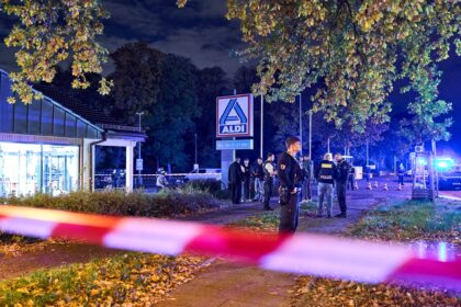Schüsse vor Supermarkt – Mann lebensgefährlich verletzt