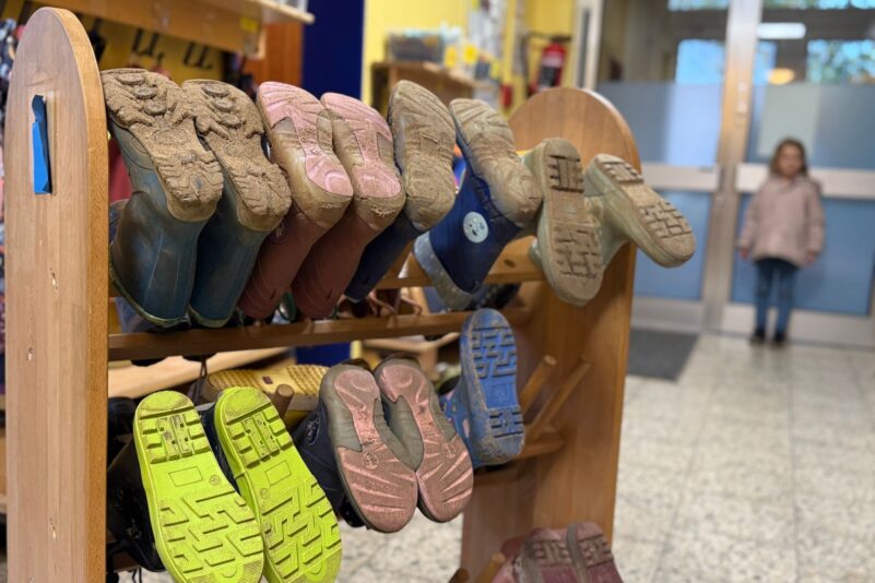 Nach wie vor gibt es deutliche Unterschiede zwischen den östlichen (Betreuungsquote 54,9 Prozent) und den westlichen (Betreuungsquote 34,5 Prozent) Bundesländern. (Symbolbild)