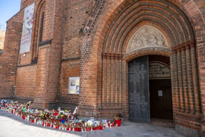 Die Pfarrkriche in Güstrow ist zum zentralen Ort des Gedenkens geworden. Da bisher kein Tatverdächtiger von den Ermittlungsbehörden bekanntgegeben wurde, machen sich viele Menschen Sorgen um die Sicherheit ihrer Kinder. Auch diese Ängste werden in der Kirche ausgesprochen.