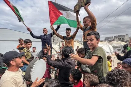 Israel zieht Truppen zurück - Waffenruhe in Gaza beginnt