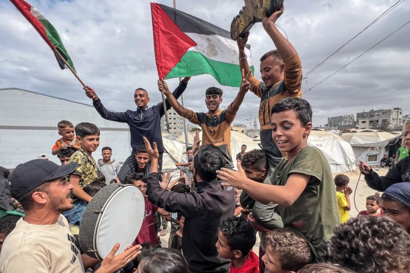 Nach zwei Jahren Krieg wird im Gazastreifen die Einigung auf eine Waffenruhe gefeiert.