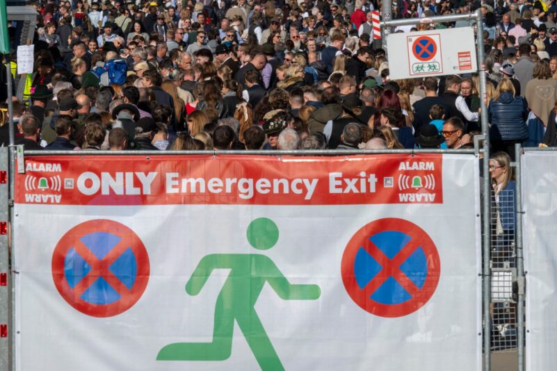 Wegen Überfüllung haben die Behörden die Zugänge zum Münchner Oktoberfest geschlossen.