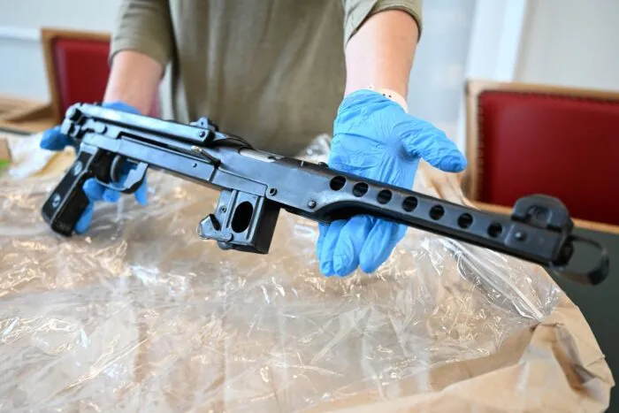 Die Polizei präsentierte sichergestellte Waffen.