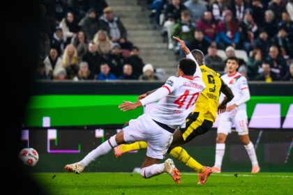 Bundesliga: Dortmund siegt in Augsburg nach Torgeschenk