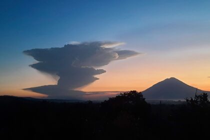 Indonesischer Vulkan spuckt 10 Kilometer hohe Aschesäule