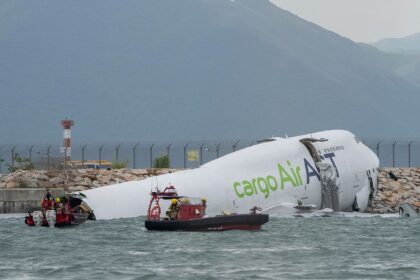 Tödlicher Unfall in Hongkong: Jumbo-Jet rutscht über Landebahn ins Meer