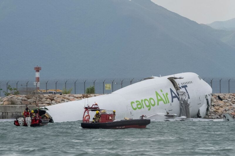 Tödlicher Unfall in Hongkong: Jumbo-Jet rutscht über Landebahn ins Meer