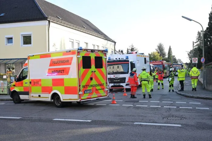 Großeinsatz in München: Bei dem Großeinsatz in einem brennenden Haus in München sind Sprengfallen gefunden worden.