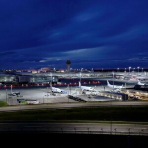 Drohnen über Flughafen München: Söder will „abschießen statt abwarten“, Dobrindt mehr Geld für Abwehr
