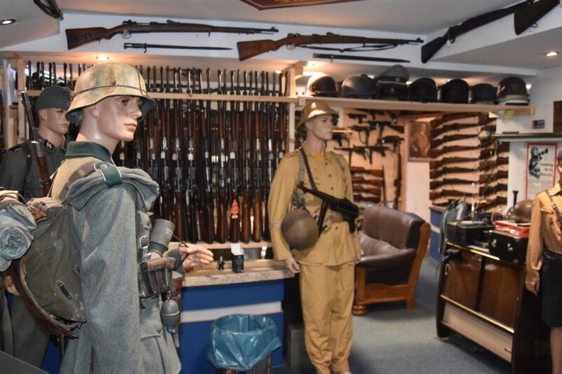 Unzählige Weltkriegswaffen, Wehrmachtsuniformen und auch aktuellere Kriegswaffen fanden die Beamten im Keller eines Hauptbeschuldigten.