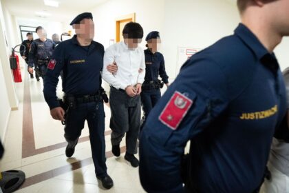 Lehrerin missbraucht und erpresst: Sechs Teenager verurteilt