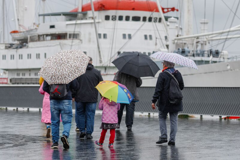 An den Küsten ist auch am Sonntag noch mit Regen und Sturm zu rechnen.