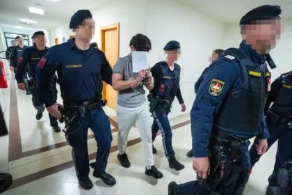 Jugend-Gang soll Lehrerin missbraucht und erpresst haben