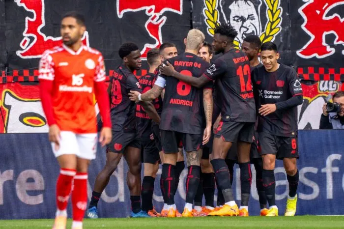 Die Leverkusener Spieler jubeln über die frühe Führung gegen Mainz