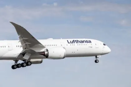 Lufthansa: „Renitenter Passagier“ ging im Flugzeug mit Metallgabel auf Passagiere los