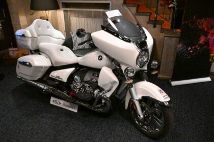 Signiertes „Papst-Motorrad“ für 130.000 Euro versteigert