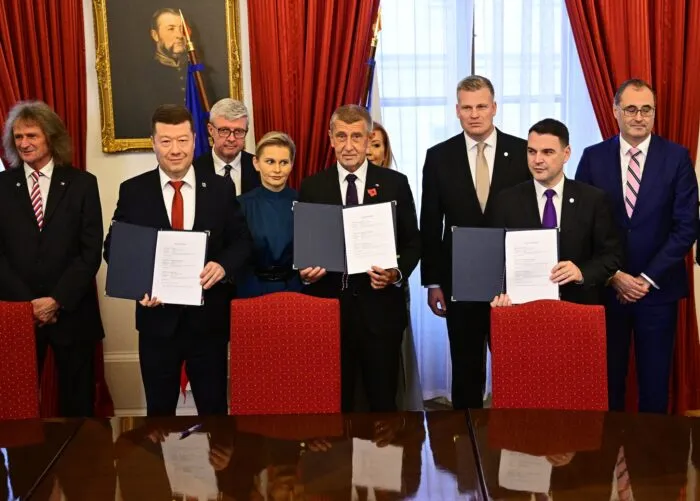Andrej Babis (M), tschechischer Milliardär und Gründer der Partei ANO, stellt mit den Vorsitzenden der ultrarechten Freiheit und direkte Demokratie (SPD) und der Autofahrerpartei Motoristen einen Koalitionsvertrag vor.