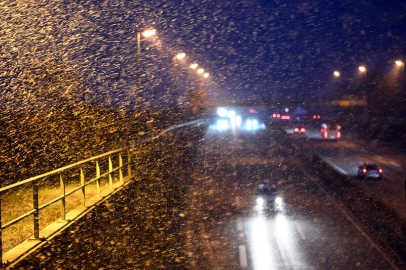 Wie hier auf der A31 im Emsland gab es im Nordwesten oft schwierige Bedingungen auf den Straßen.
