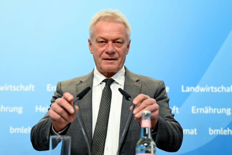Bundesminister Alois Rainer stellt den «Ernährungsreports 2025» vor.