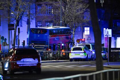 Bus rammt Bushaltestelle in Stockholm: 3 Todesopfer