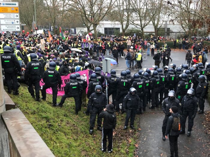 Eine unangemeldete Demonstration an der Konrad-Adenauer-Brücke in Gießen.