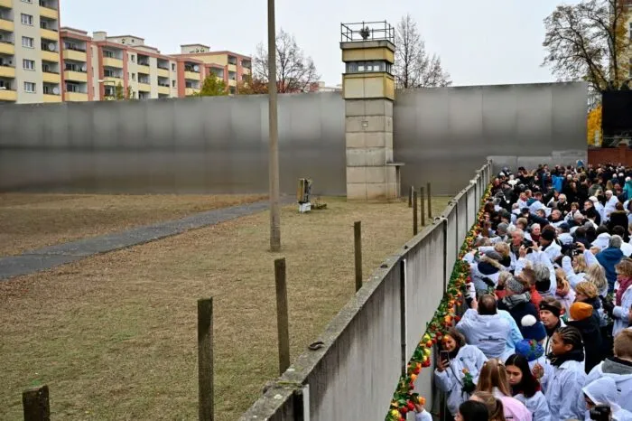Blumen werden an der Gedenkmauer niedergelegt während der zentralen Gedenkzeremonie zum 30. Jahrestag des Mauerfalls am 9. November 2019 am Berliner Mauerdenkmal an der Bernauer Straße in Berlin. – Deutschland feiert 30 Jahre seit dem Fall der Berliner Mauer, der das Ende des Kommunismus und die nationale Wiedervereinigung einleitete, während das westliche Bündnis, das diese Errungenschaften sicherte, zunehmend infrage gestellt wird. Foto: TOBIAS SCHWARZ/AFP via Getty Images