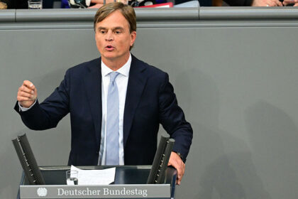 Ausgebranntes Auto von AfD-Politiker Baumann – Bekennerschreiben der Antifa