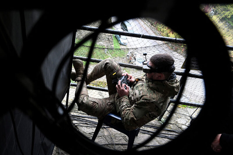 Ein ukrainischer Soldat steuert am 5. Oktober 2025 während des Drohnenrennens „Wild Drones“, das Kampfbedingungen simuliert, in Kamjanez-Podilskyj in der Region Chmelnyzkyj eine Drohne – vor dem Hintergrund der russischen Invasion in der Ukraine. Foto: YURIY DYACHYSHYN / AFP / Getty Images