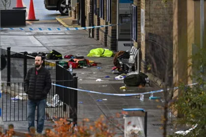 Messerangriff in England: Ein Verletzter schwebt in Lebensgefahr - Verdächtiger angeklagt