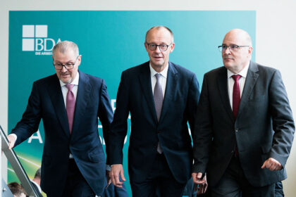 Kanzler bleibt gegenüber Rentenkritikern hart – Arbeitgeberpräsident für höheres Rentenalter